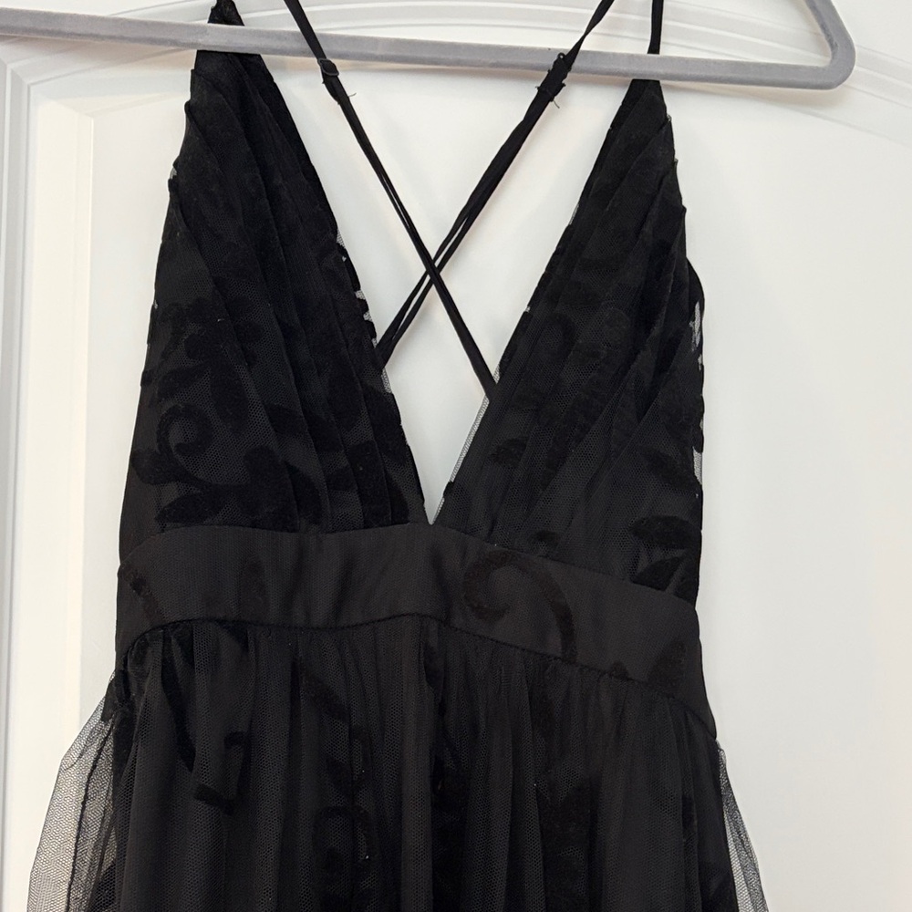 Elegant Black Maxi Dress with High Slit - Picture 2 of 4